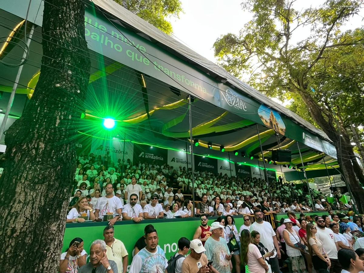 Banco da Amazônia mantém tradição de homenagem no Círio com chuva de pétalas